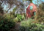 Uneinsehbar ist der kleine Garten am Haus.